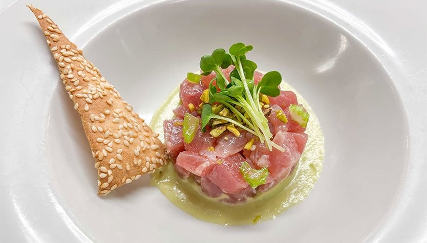 Discover a recipe for a fresh and refined tuna tartare Discover a recipe for a fresh and refined tuna tartare
